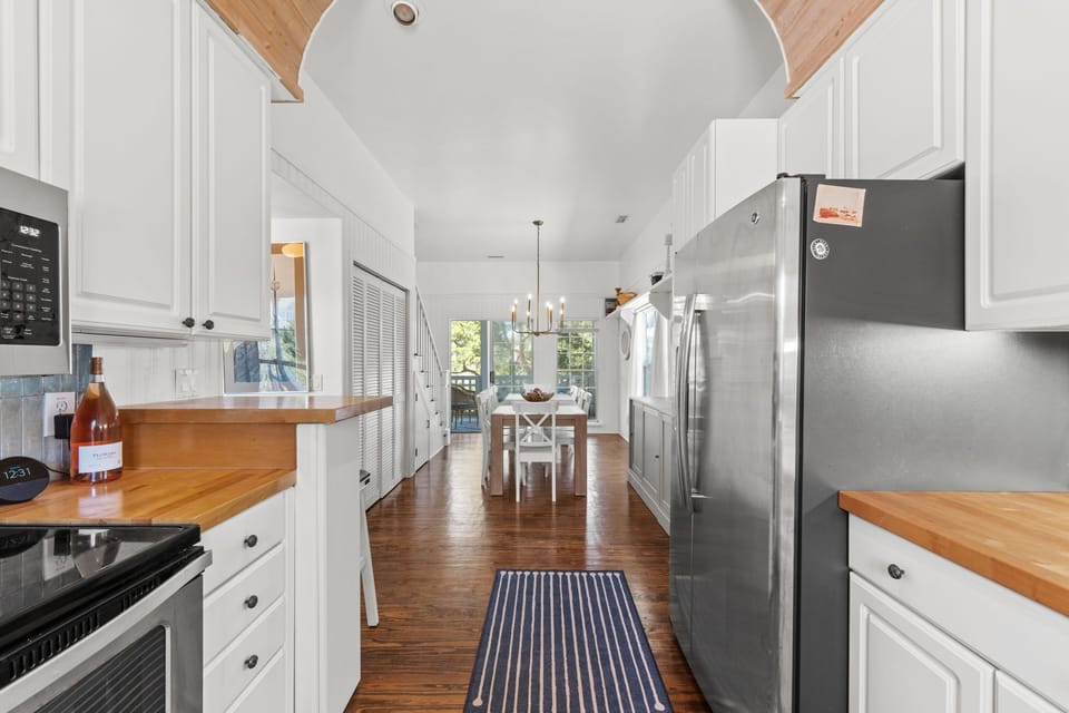 KITCHEN AND DINING FOR LARGE FAMILY