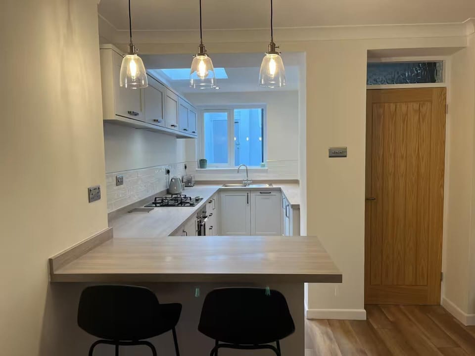 Cottage | Private kitchen | Fridge, microwave, oven, stovetop