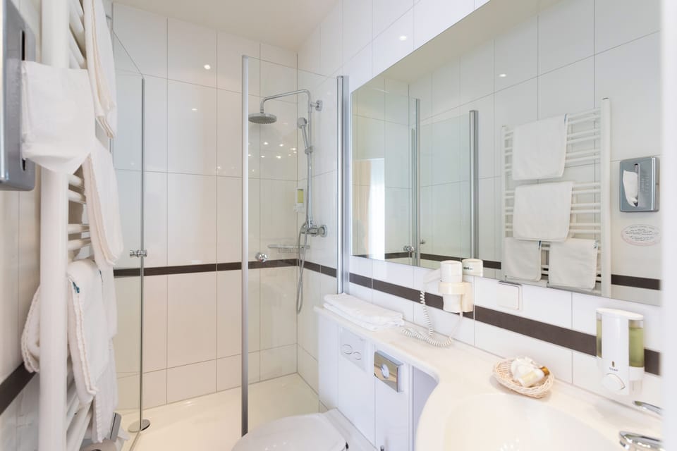 Comfort Double Room | Bathroom | Hair dryer, bathrobes, slippers, towels