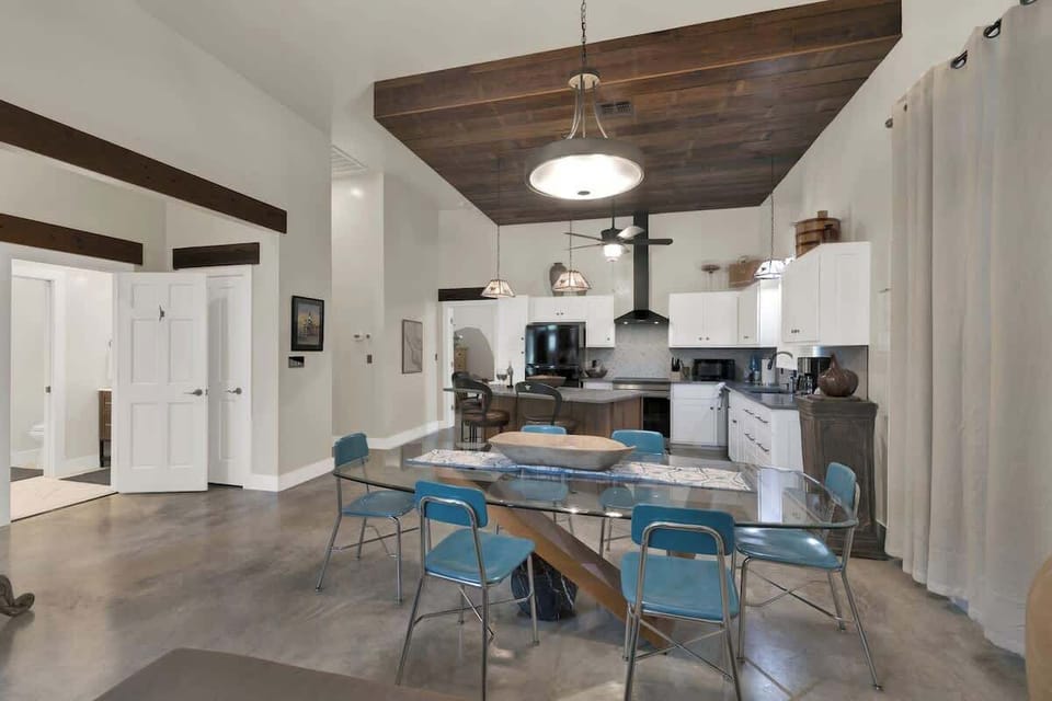 Casa Blanca Dining space