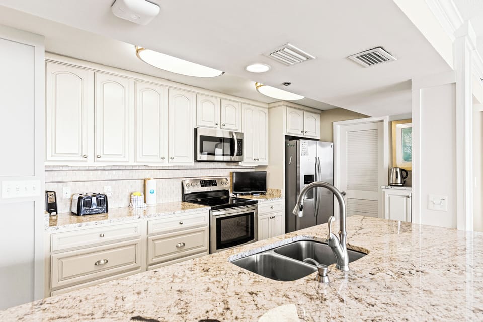 Condo, Multiple Beds, Balcony, Ocean View (Long Beach Resort 2-1006) | Private kitchen | Toaster, dining table