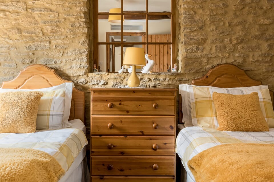 Spacious Cottage in North Cheriton, No Deposit Cottage in North Dorset District