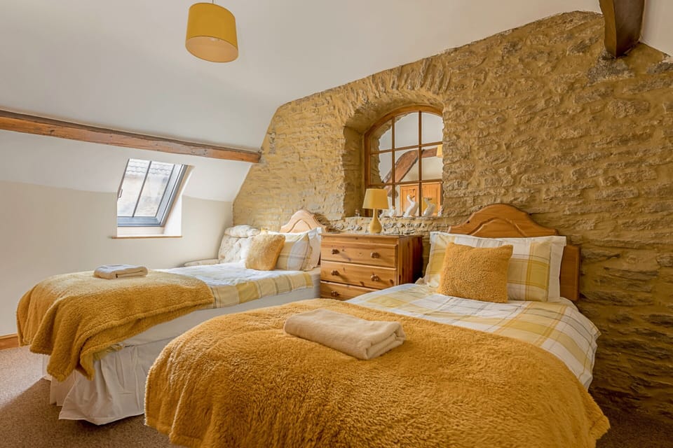 Spacious Cottage in North Cheriton, No Deposit Cottage in North Dorset District