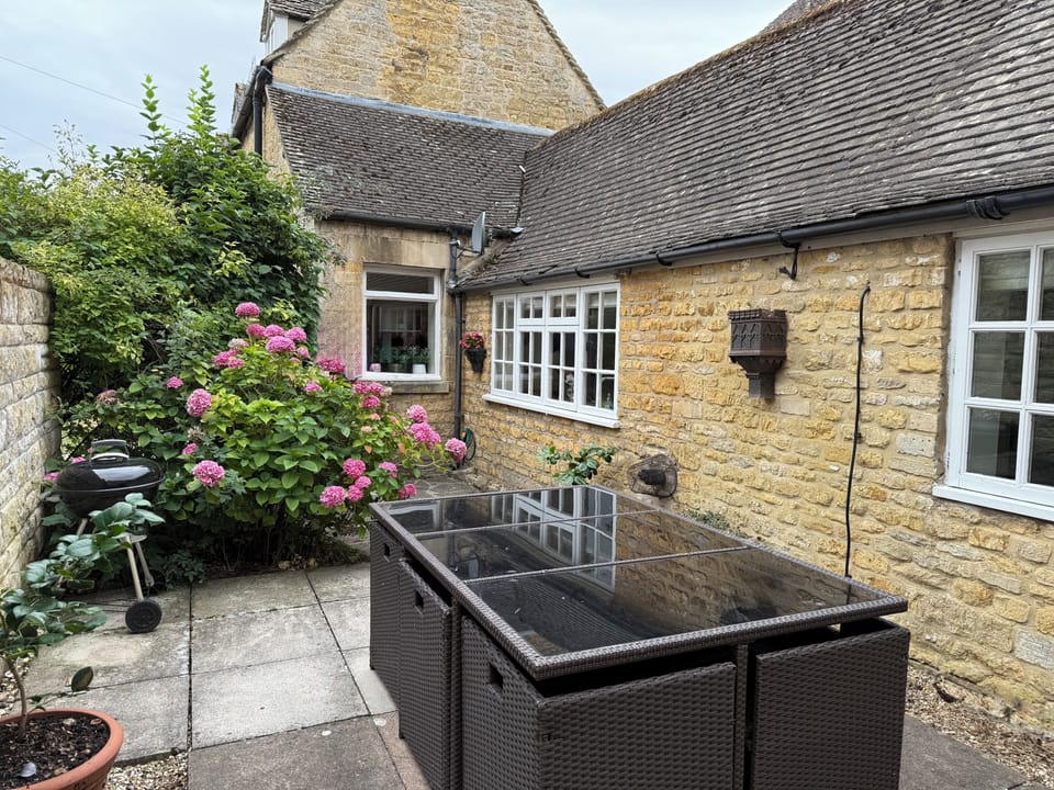 Courtyard, outdoor dining
