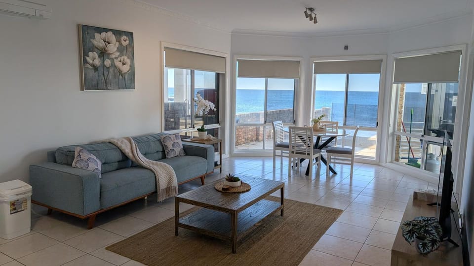 Open lounge and dining area  - ocean views 