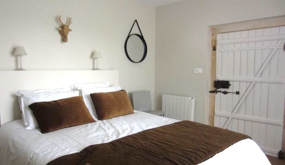 Double Room, 1 Queen Bed, Patio, Garden View | Soundproofing, iron/ironing board, free WiFi