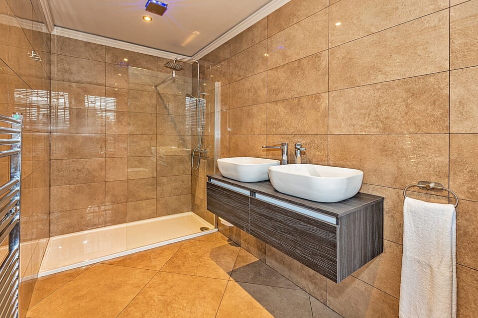 5 Bedroom Holiday Home With Sauna, No Deposit House in Aylesbury Vale