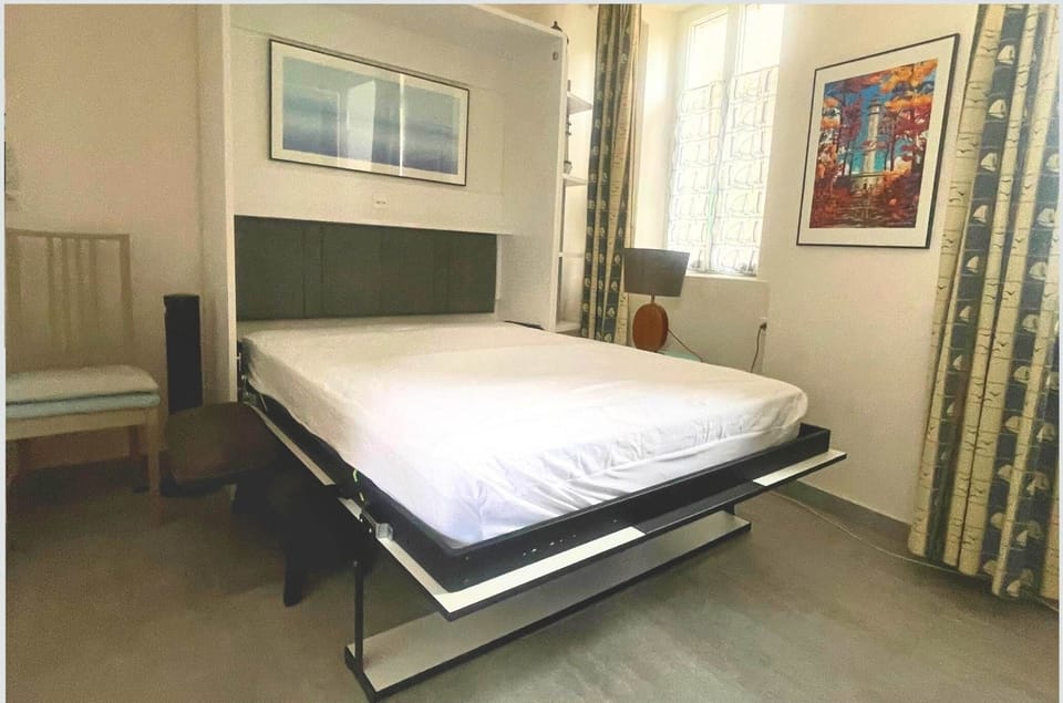 Lit escamotable haut de gamme – Confort maximal Vivez la journée dans un salon, dormez la nuit dans un vrai lit double confortable, le tout dans un cadre soigné et apaisant.