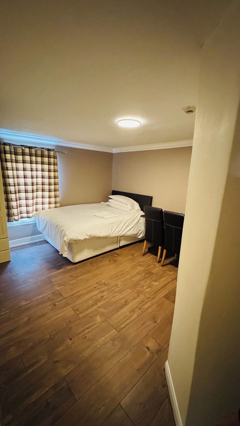 Single Room | Desk, laptop workspace, free WiFi