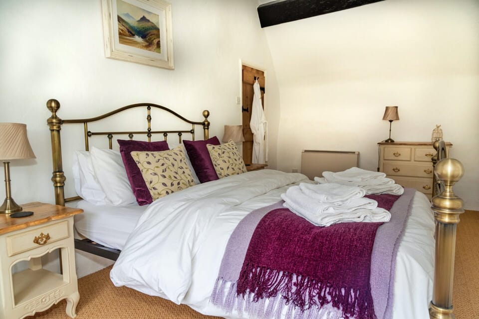 Charming Thatched Cottage in Alcombe, No Deposit Cottage in Minehead