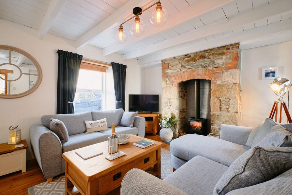 Cottage | Living area | Fireplace