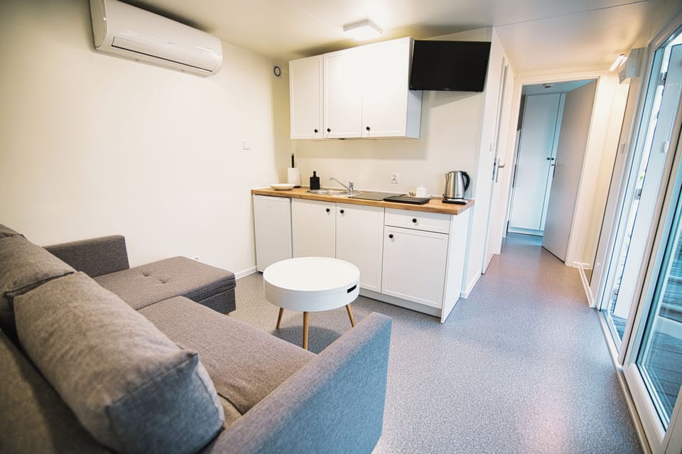 Chalet, Non Smoking, Air conditioning | Living room | 24-inch flat-screen TV with satellite channels