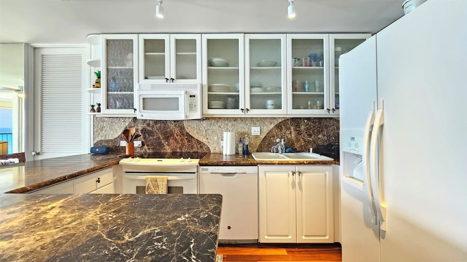 FULL KITCHEN