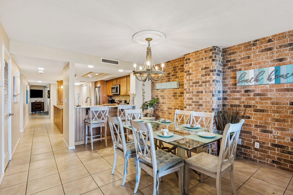 The dining area seats 6 guests with additional seating at the kitchen bar.