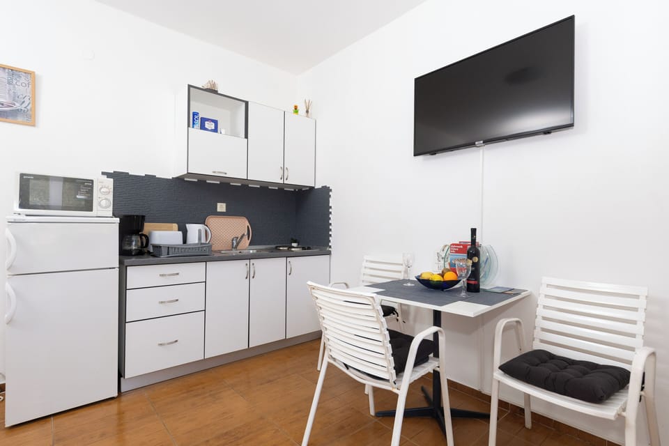 Apartment, Balcony, Sea View | Private kitchen | Fridge, microwave, stovetop, electric kettle