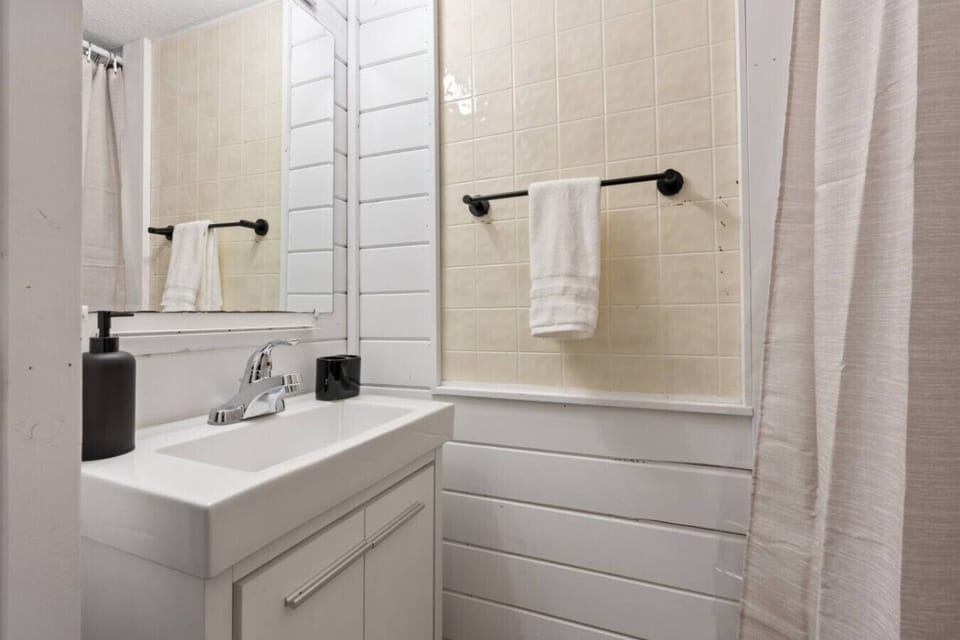 Bright bathroom with fresh towels and a relaxing feel.