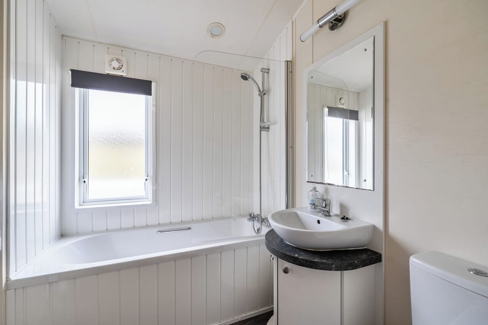 2 Bed Caravan - Sleeps 6 - Pets - Pool - Parking Villa in England