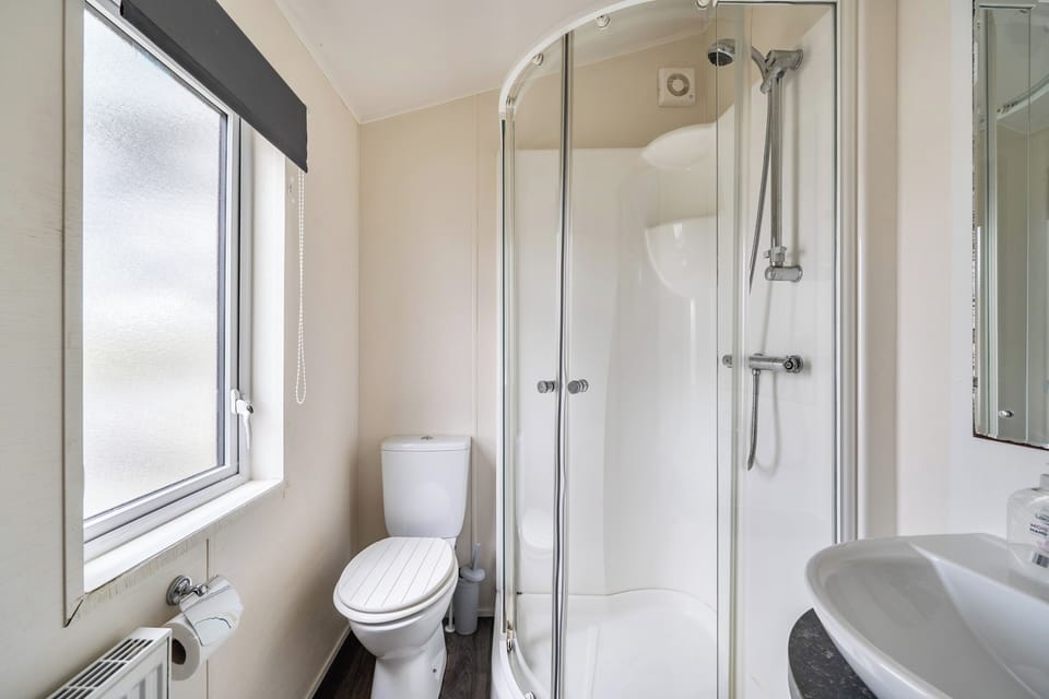 2 Bed Caravan - Sleeps 6 - Pets - Pool - Parking Villa in England