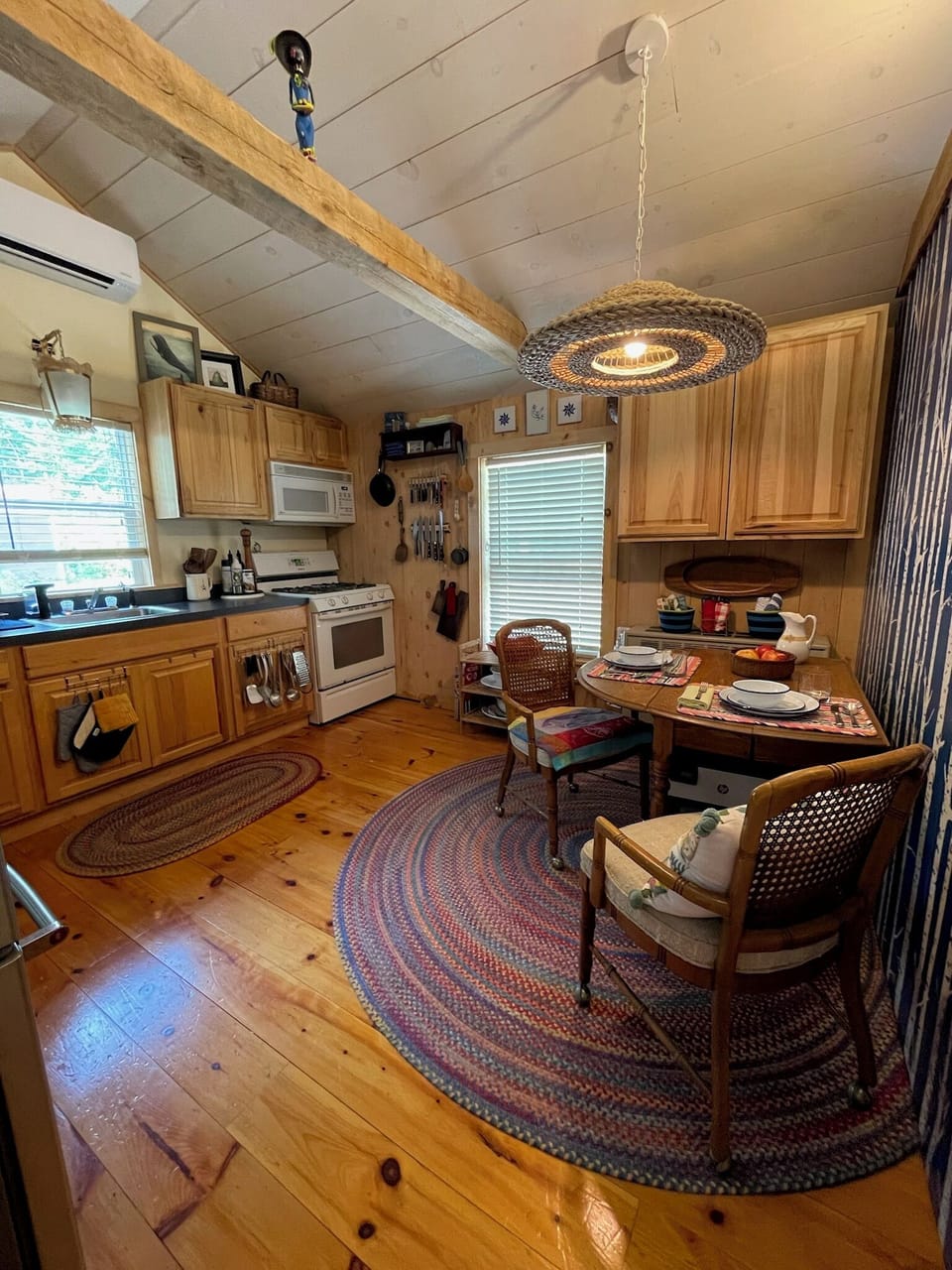 Eat-in kitchen with drop leaf table for up to 6; additional seating available.
