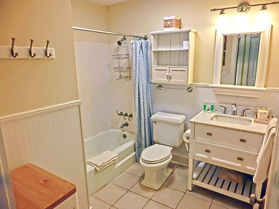Guest Bathroom with Tub