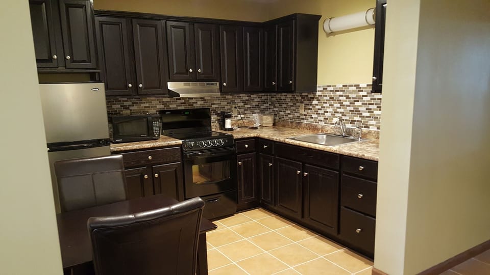 Economy Single Room, 1 Queen Bed, Kitchenette | Free WiFi, bed sheets