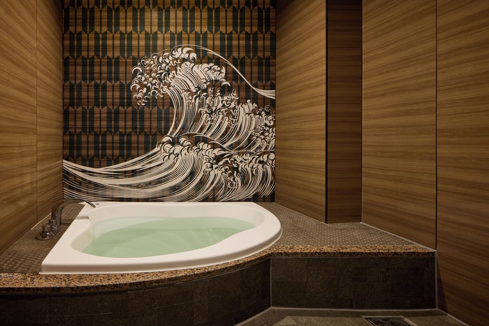 Combined shower/tub, spring water tub, free toiletries, hair dryer
