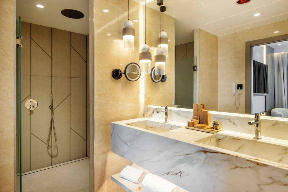Junior Suite | Bathroom | Combined shower/tub, eco-friendly toiletries, hair dryer, bidet