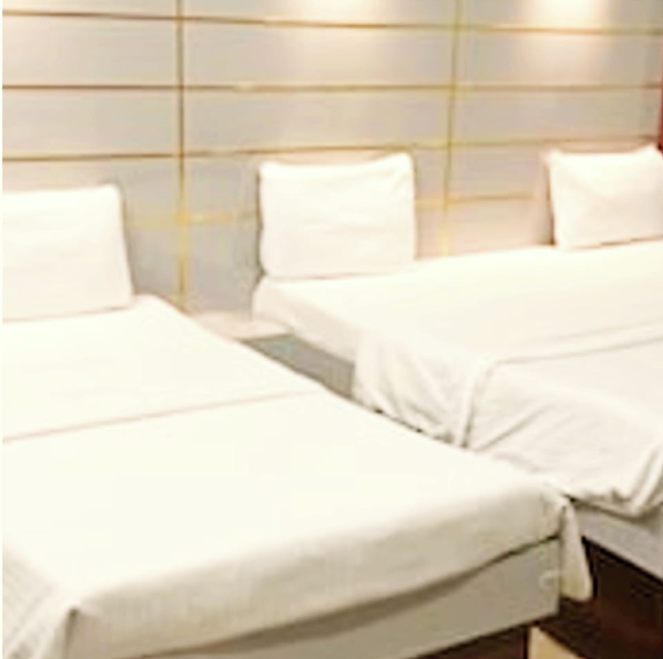Deluxe Triple Room, City View | Desk, soundproofing, bed sheets