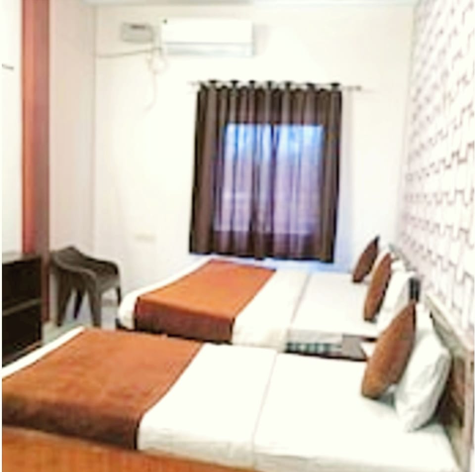Deluxe Quadruple Room, City View | Desk, soundproofing, bed sheets