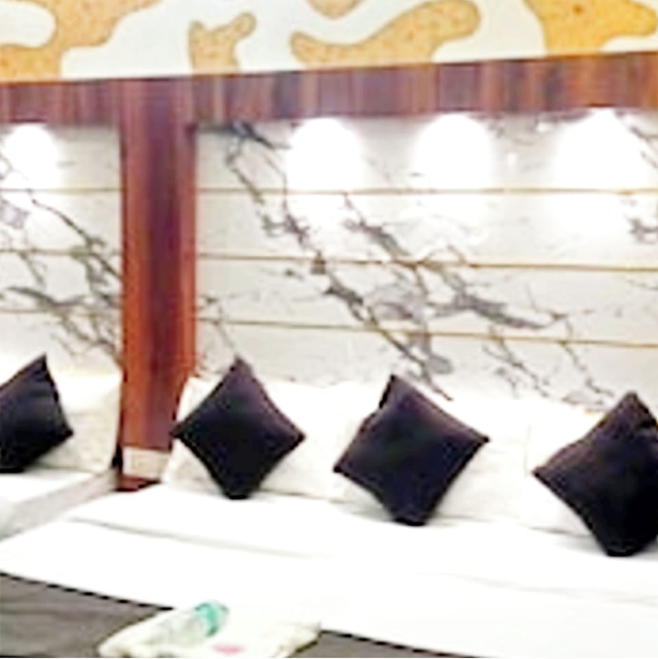 Deluxe Quadruple Room, City View | Desk, soundproofing, bed sheets