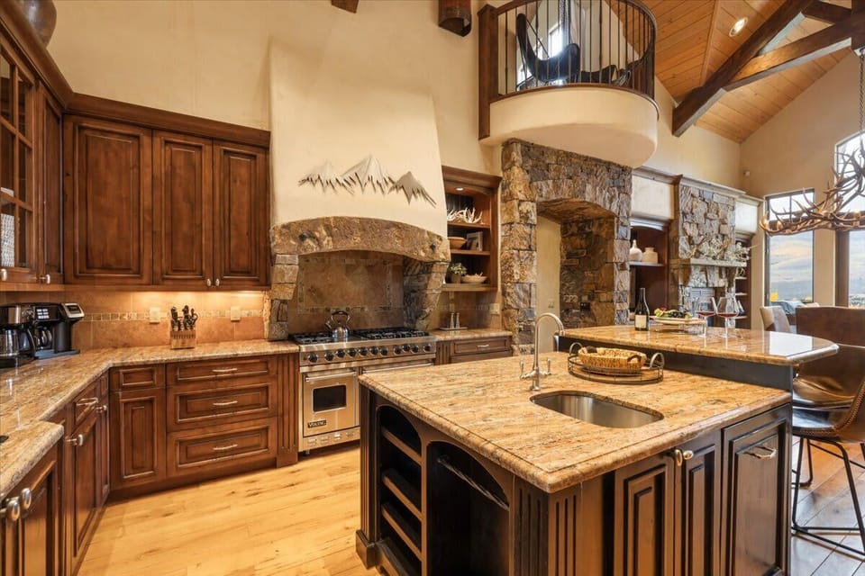 Kitchen: Main floor, Viking stove, Sub-Zero fridge, Bosch dishwasher, 2 FlexBrew coffee makers