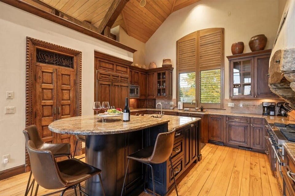 Kitchen: Main floor, Viking stove, Sub-Zero fridge, Bosch dishwasher, 2 FlexBrew coffee makers