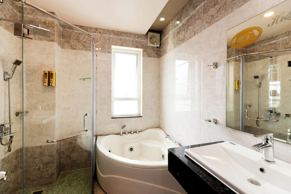 Royal Room, City View | Bathroom
