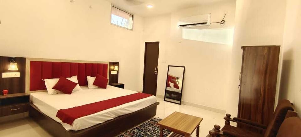 Deluxe Double Room, City View | Desk, laptop workspace, free WiFi
