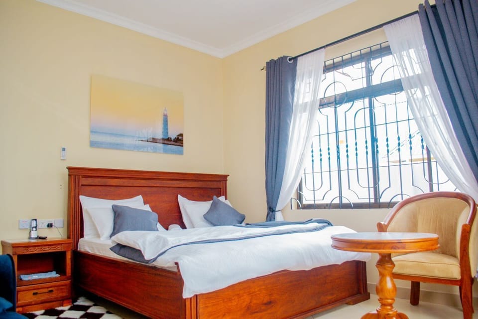 Deluxe Room | Iron/ironing board, free WiFi
