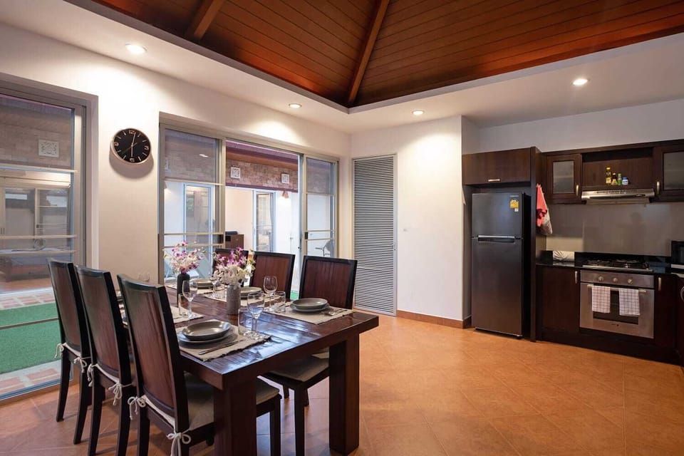 Family Villa, 3 Bedrooms, Pool View | In-room dining