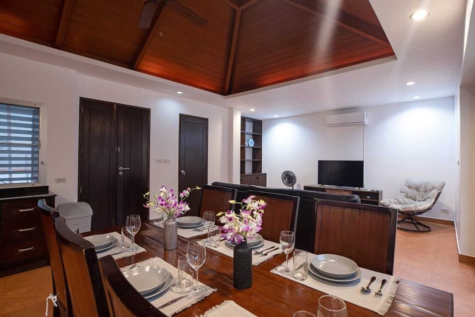 Family Villa, 3 Bedrooms, Pool View | In-room dining