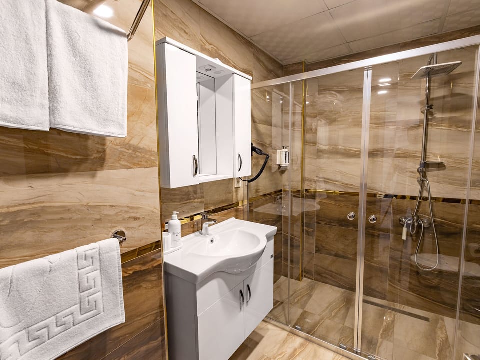 Superior Room, City View | Bathroom | Shower, hair dryer, slippers, towels