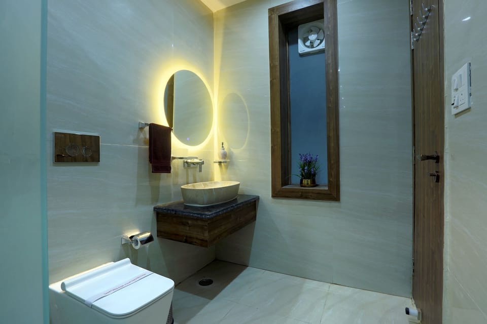 Luxury Cottage, Garden View | Bathroom | Shower, free toiletries, slippers, towels