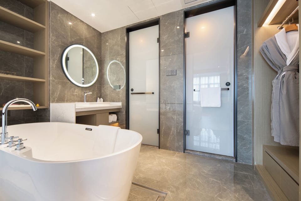 Suite, City View (Free Deliver Service to Canton Fair Complex During Canton Fair) | Bathroom | Hair dryer, slippers, towels, shampoo