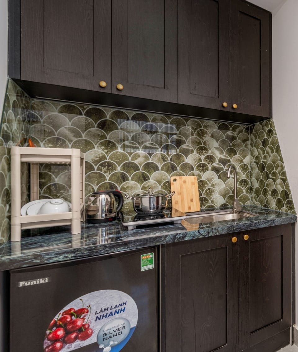 Apartment, 1 Bedroom, Pool View | Private kitchen