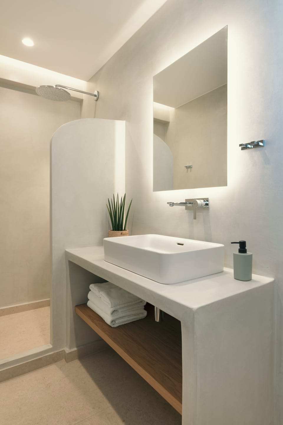 Studio | Bathroom | Shower, hair dryer, towels, soap