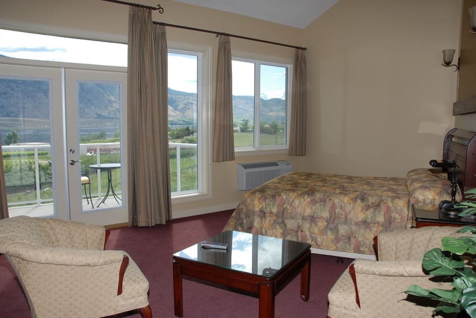 Exclusive Villa, 1 Queen Bed, Jetted Tub, Lake View | Premium bedding, desk, iron/ironing board, rollaway beds (surcharge)