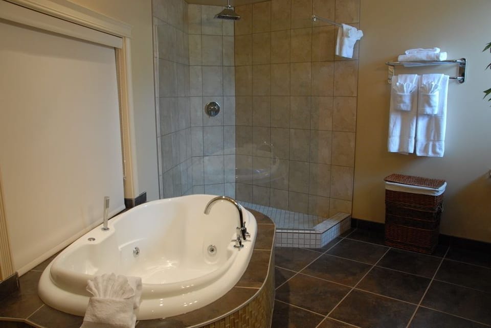 Exclusive Villa, 1 Queen Bed, Jetted Tub, Lake View | Jetted tub