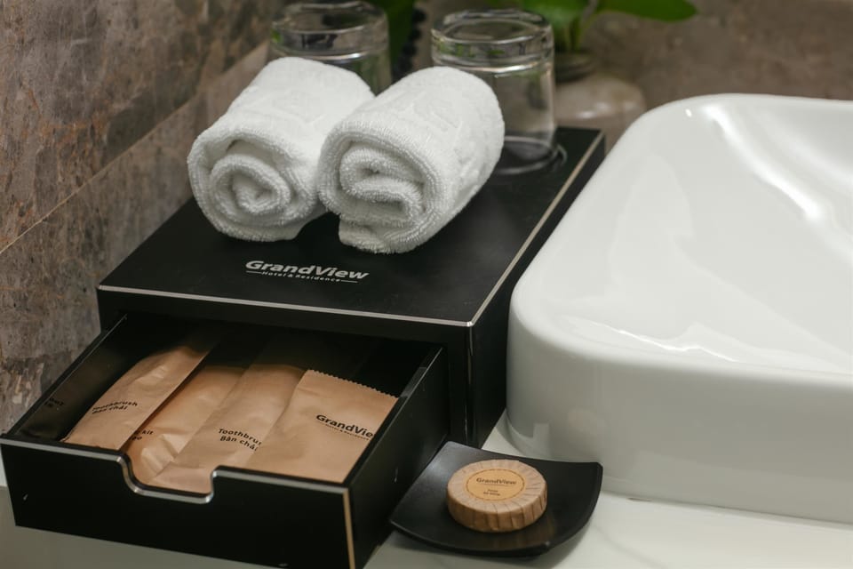 Combined shower/tub, rainfall showerhead, free toiletries, hair dryer
