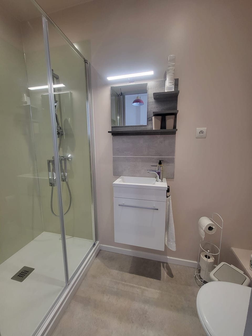 Chambre Puilaurens | Bathroom | Hair dryer, towels