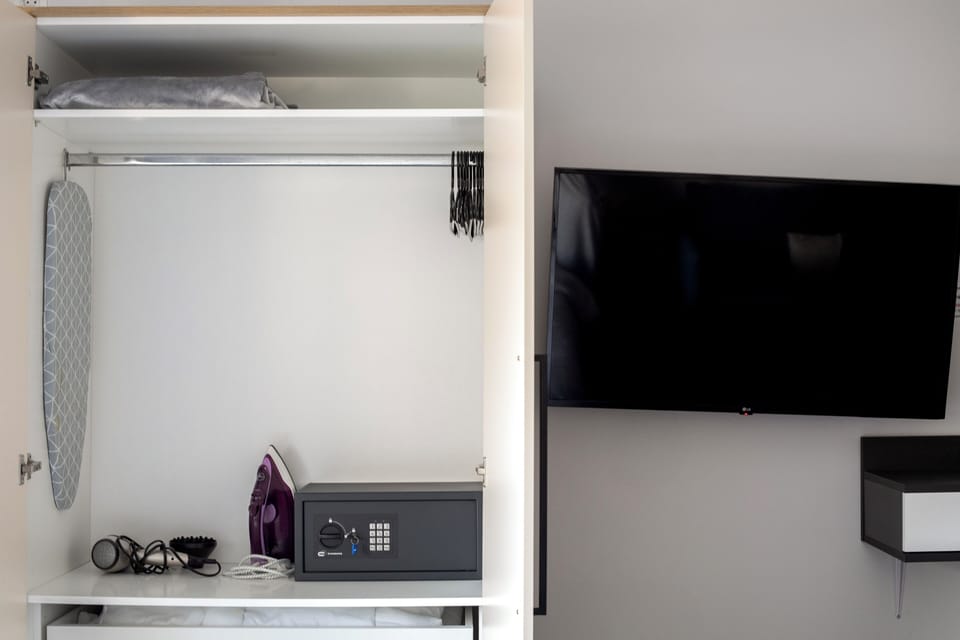 Studio, 1 Double Bed, Kitchenette, City View | Safe