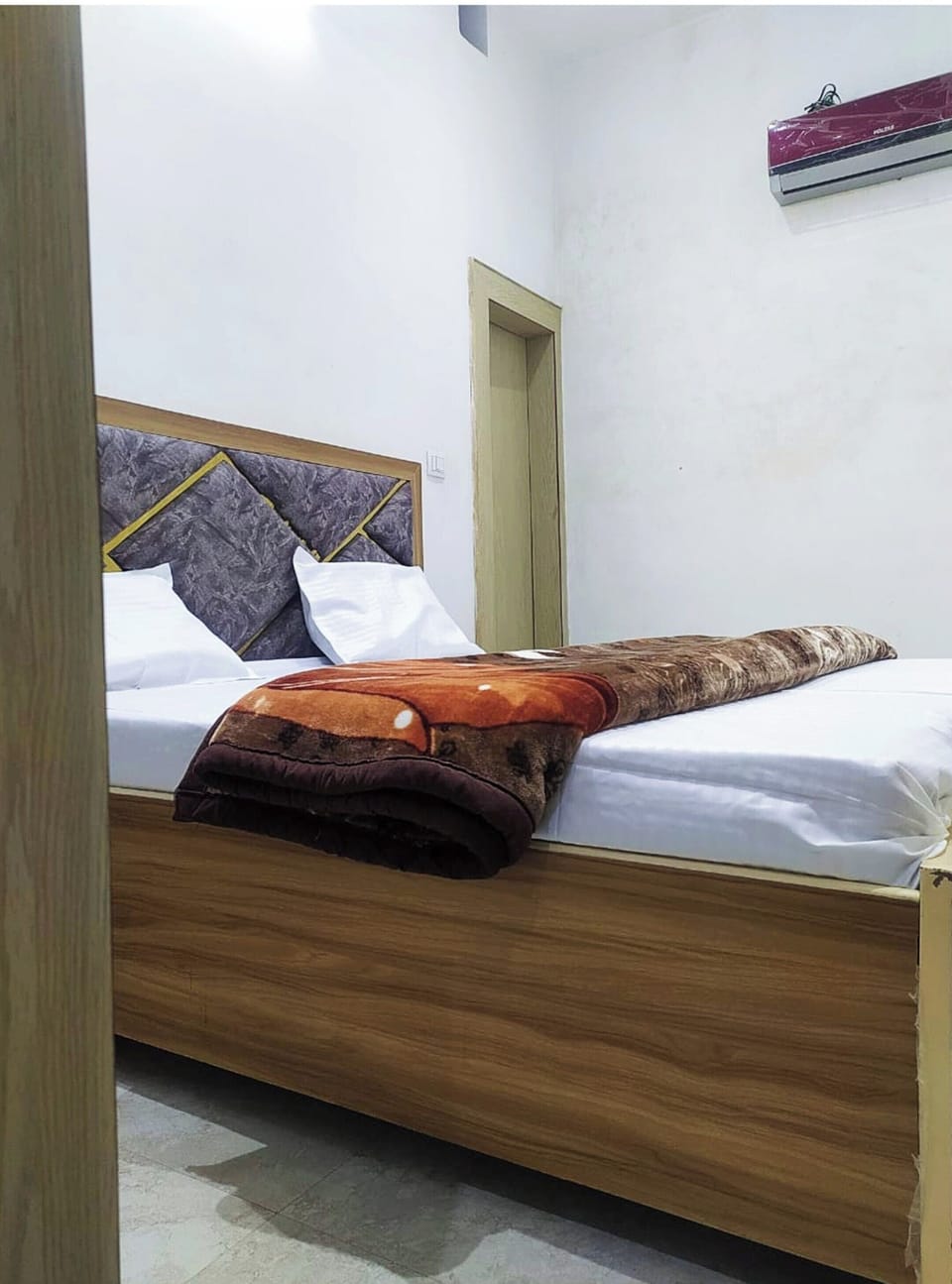 Deluxe Double Room, City View | Desk, soundproofing, bed sheets