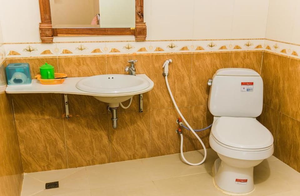 Shower, rainfall showerhead, free toiletries, bathrobes