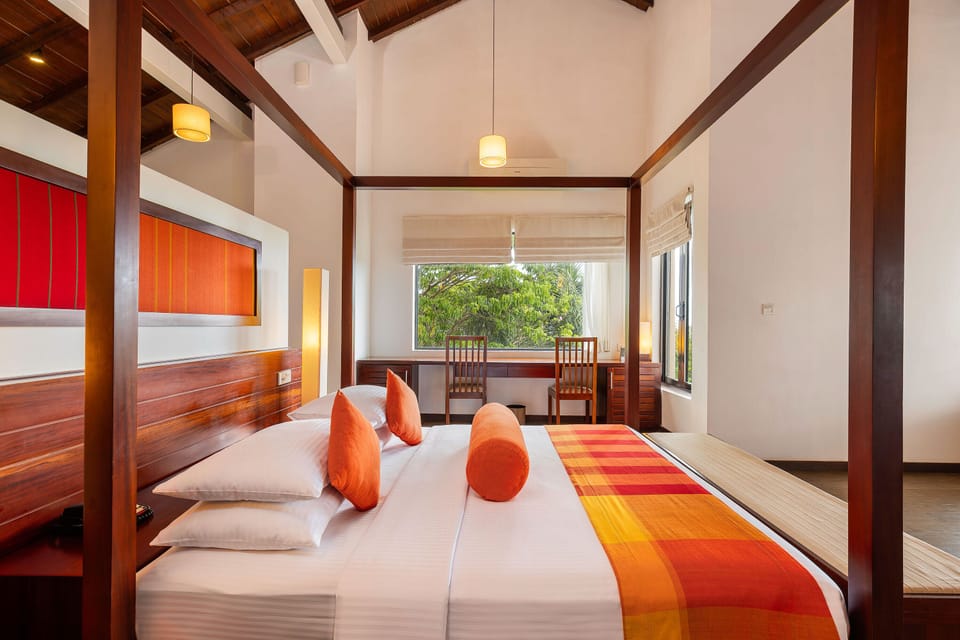 Calm Suite | Minibar, in-room safe, desk, blackout drapes